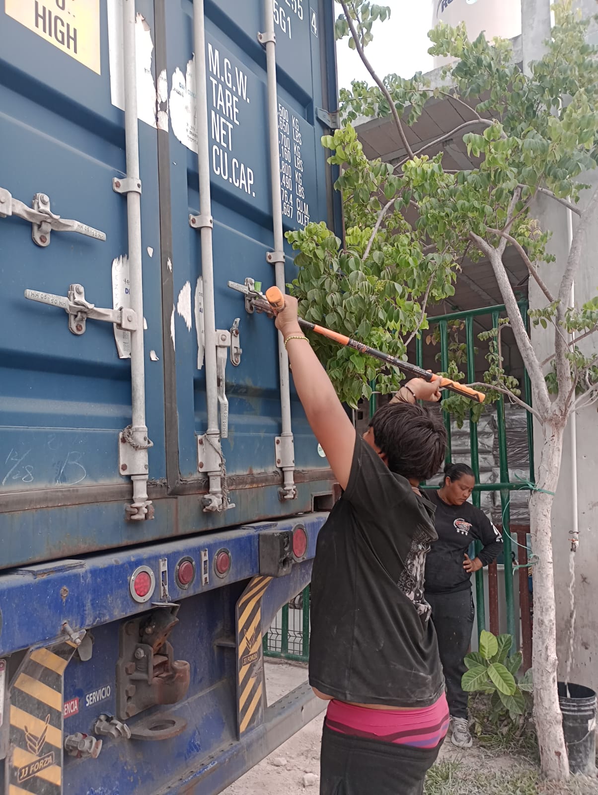 Destrabe y aseguramiento de compuertas de contenedores